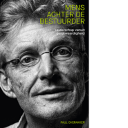 Mens achter de bestuurder